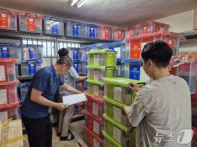 대덕구 직원들이 재해구호물자 점검을 하고 있다.(대덕구 제공. 재판매 및 DB 금지)/뉴스1