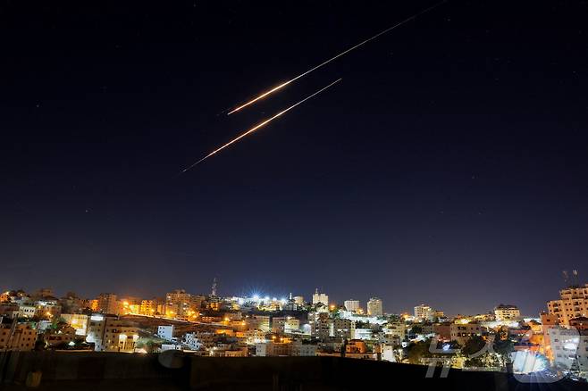 이스라엘 점령 서안지구 남부 도시 헤브론에서 목격된 이란에서 이스라엘로 발사된 미사일. 2025.06.19. ⓒ 로이터=뉴스1 ⓒ News1 권영미 기자