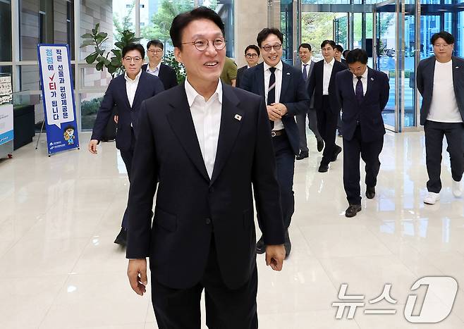 김민석 국무총리 후보자가 20일 오전 대구 수성구 알파시티 내 대구디지털혁신진흥원에 도착해 '인공지능 전환(AX) 연구거점 조성을 위한 경청 간담회'가 열리는 회의실로 향하고 있다. 2025.6.20/뉴스1 ⓒ News1 공정식 기자