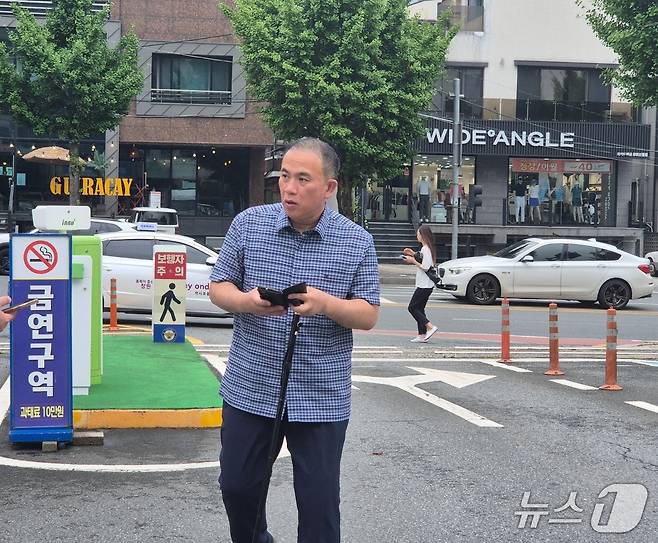 20일 오후 명태균 씨가 2022년 3월 서울 서초갑 국회의원 보궐선거 국민의힘 경선에 개입해 조은희 의원을 공천받게 했다는 의혹에 대해 참고인 조사를 받기 위해 창원중부경찰서에 들어서고 있다. ⓒ 뉴스1 박민석 기자