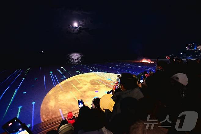 강원 속초해변 미디어아트 빛의 바다 Sokcho.(속초시 제공, 재판매 및 DB 금지) 2025.2.12/뉴스1 ⓒ News1 윤왕근 기자