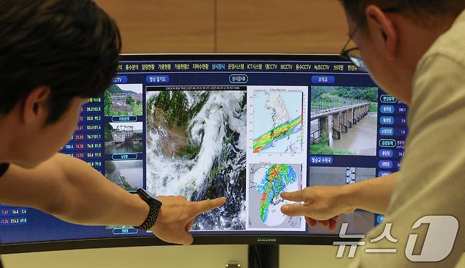 전국에 많은 비가 예보된 가운데 20일 대전 대덕구 한국수자원공사 물관리종합상황실에서 직원들이 호우대비 모니터링을 하고 있다. 2025.6.20/뉴스1 ⓒ News1 김기태 기자