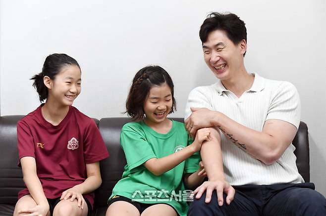 우리카드 박철우 코치(오른쪽)와 장녀 소율 양(왼쪽), 차녀 시하 양. 파장초등학교 체육관(수원시 장안구). 2025. 6. 18.  수원 | 박진업 기자 upandup@sportsseoul.com