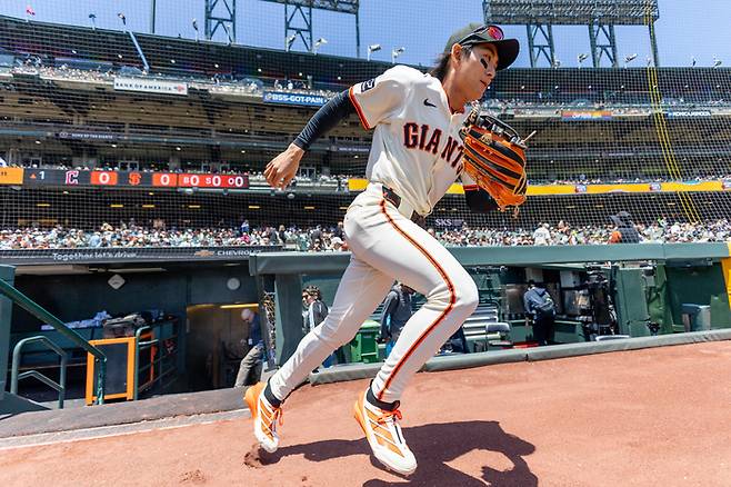 샌프란시스코 이정후가 20일(한국시간) 미국 캘리포니아주 샌프란시스코 오라클 파크에서 열린 2025 메이저리그(ML) 클리블랜드전에서 1회초 수비를 위해 그라운드로 뛰어나가고 있다. 사진 | 샌프란시스코=Imagn Images연합뉴스