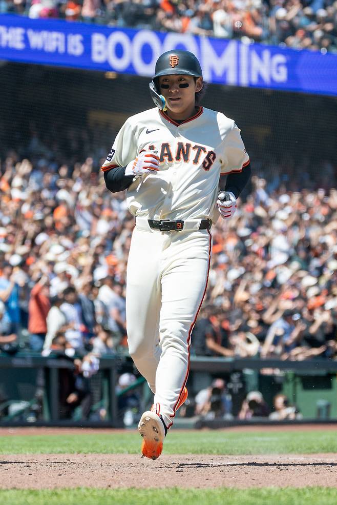 샌프란시스코 이정후가 20일(한국시간) 미국 캘리포니아주 샌프란시스코 오라클 파크에서 열린 2025 메이저리그(ML) 클리블랜드전에서 볼넷으로 출루한 후 득점에 성공하고 있다. 사진 | 샌프란시스코=Imagn Images연합뉴스