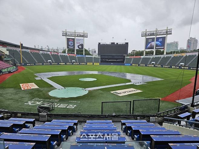 20일 잠실구장에서 LG와 두산의 2025 KBO리그 정규시즌 경기가 예정된 가운데 경기 전 그라운드에 방수포가 깔렸다. 잠실 | 김동영 기자 raining99@sportsseoul.com