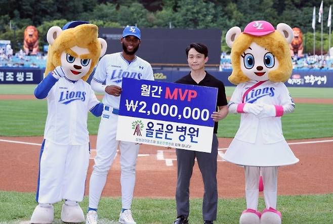 삼성 디아즈가 19일 대구삼성라이온즈파크에서 열린 2025 KBO리그 두산전에 앞서 5월 월간 MVP를 수상했다. 사진 | 삼성 라이온즈