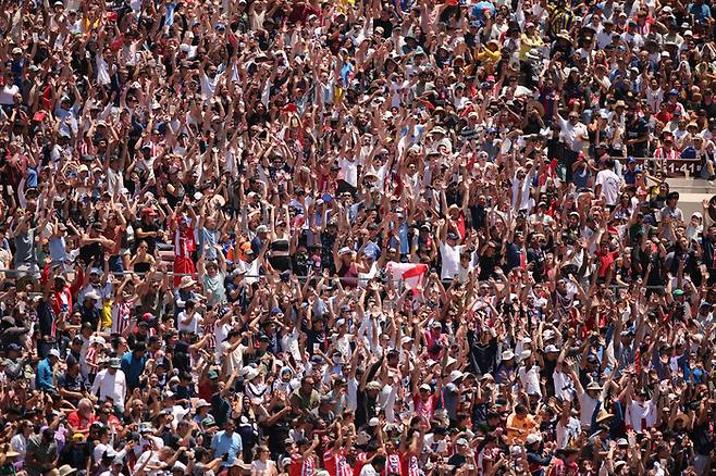 지난 16일 미국 캘리포니아주 패서디나 로즈볼 스타디움에서 열린 클럽월드컵 B조 ‘유럽 챔피언’ PSG와 아틀레티코 마드리드(스페인)전에 몰린 8만여 관중. 사진 | 패서디나=로이터연합뉴스