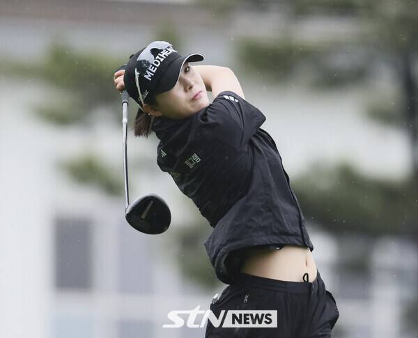 20일 경기도 안산시 대부도에 위치한 더헤븐 컨트리클럽(파72)에서 진행된 '2025 한국여자프로골프(KLPGA) 투어 더헤븐 마스터즈(총상금 10억 원)' 1라운드 10번홀 티샷하는 김나영. 사진┃KLPGA
