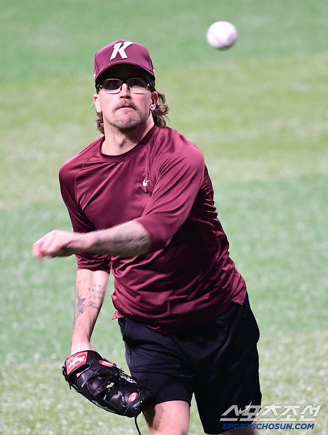 캐치볼로 몸 푸는 키움 웰스.