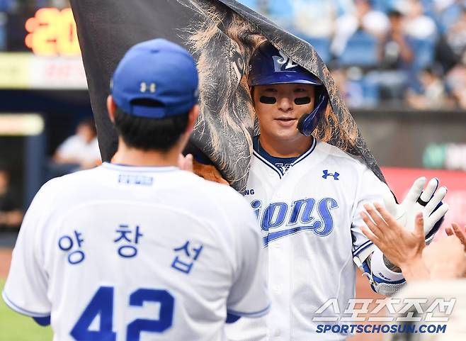 깃발을 든 박병호의 표정이 많이 어색했다. 선발투수 양창섭이 박병호를 기다리고 있다.