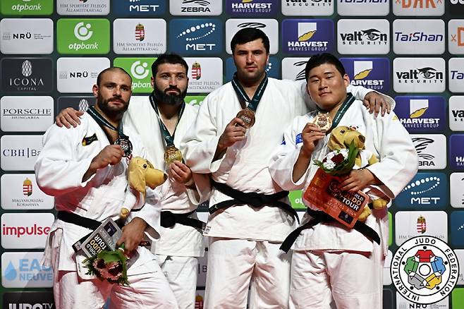 포디움에 선 김민종(오른쪽에서 첫번째). 사진=국제유도연맹