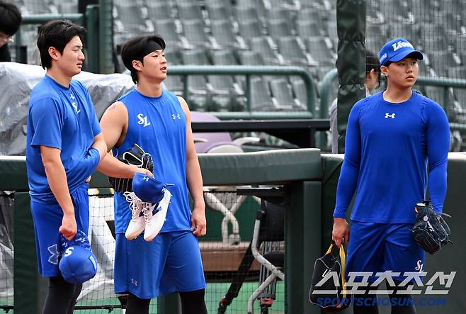 20일 부산 사직야구장에서 열린 삼성과 롯데의 경기, 육선엽, 이호성, 배찬승이 그라운드로 나서고 있다. 부산=허상욱 기자wook@sportschosun.com/2025.06.20/