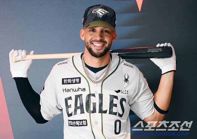 20일 대전 한화생명볼파크. 한화의 대체용병 루이스 리베라토가 유니폼을 입고 포즈 취했다. 대전=정재근 기자 cjg@sportschosun.com/2025.6.20/