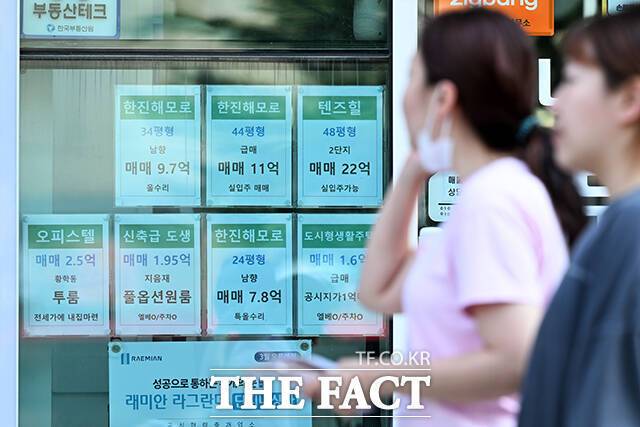 지난 18일 오후 서울 성동구의 한 부동산 중개업소에 아파트 매물 안내문이 붙어 있다. /서예원 기자