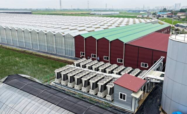 에너지 솔루션 전문 기업 오텍캐리어가 전북 김제에 위치한 8천평 규모의 스마트팜에 설치한 히트펌프 솔루션 USX Edge (사진=오텍캐리어)