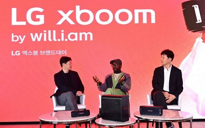 올해 4월 서울 영등포구 그라운드220에서 열린 LG 엑스붐 브랜드 데이에서 이정석 LG전자 MS사업본부 오디오사업담당 전무와 윌아이엠, 오승진 LG전자 한국영업본부 MS마케팅담당 상무가 대화하고 있다. LG전자
