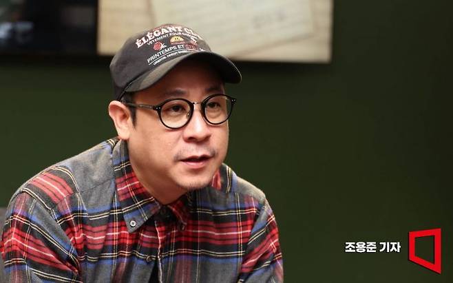 이대웅 연출가가 서울 종로 대학로 예술가의 집에서 김대식 교수, 김혜연 안무가와 인터뷰를 하고 있다. 조용준 기자