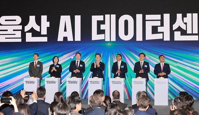 이재명 대통령이 20일 울산전시컨벤션센터에서 열린 울산 인공지능(AI) 데이터 센터 출범식에서 참석자들과 함께 기념 세리머니에 참여하고 있다. 연합뉴스