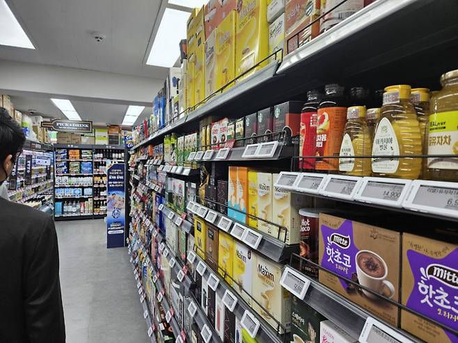 민생회복지원금 15만원부터 52만원까지 ‘나는 얼마 받을까?’= 정부가 소비 진작을 위해 전국민 1인당 최대 52만원의 민생회복 소비쿠폰(민생회복지원금)을 1·2차로 나눠 지급한다.4인가구 기준으로 최대 208만원을 지급받을 수 있게 된다. 4인 가족 기준으로 평균 100만원어치 쿠폰을 받는 셈이다.©bnt뉴스