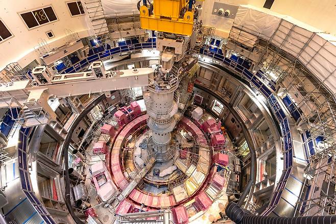 국제핵융합실험로(ITER) 조립 현장. 섹터 모듈이 토카막 피트(Tokamak Pit) 안으로 내려지는 모습이다.(ITER 홈페이지 갈무리)/뉴스1