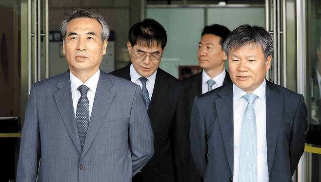 공수처 방문한 김여사 특검팀 - 윤석열 전 대통령 부인 김건희 여사와 관련된 의혹을 수사하는 '김건희 특검팀'이 19일 경기 과천 고위공직자범죄수사처(공수처)를 찾았다. 오동운 공수처장을 만난 뒤 걸어 나오고 있다. 사진 맨 왼쪽이 민중기 특별검사다. /연합뉴스