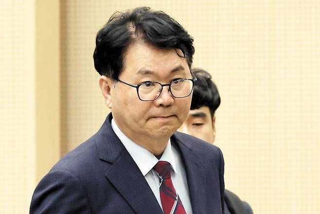 이한주 국정기획위원회 위원장이 19일 정부세종컨벤션센터에서 열린 업무 보고에 참석하기 위해 회의실로 들어오고 있다. 국정기획위는 이날 고용노동부, 행정안전부 등으로부터 보고를 받았다. /뉴시스