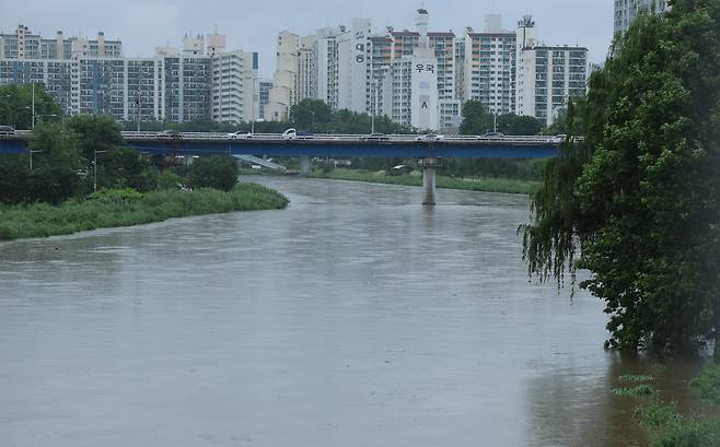 20일 강한 호우로 서울 중랑천의 하천 수위가 상승해 있다.뉴스1