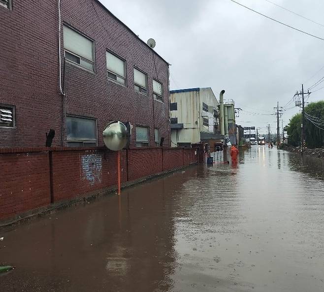 공장들이 모여있는 인천시 서구 오류동의 한 도로가 침수된 모습./뉴스1