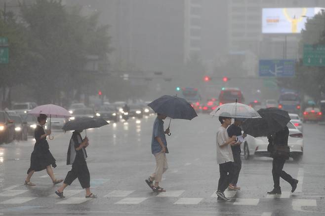 2024년 7월 2일 오전 올여름 장마가 시작되면서 서울 광화문 사거리에서 폭우가 내리고 있다. / 장련성 기자