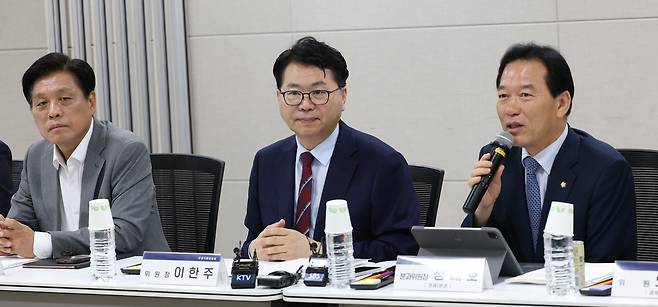 정태호 국정기획위원회 분과위원장(오른쪽)이 지난 18일 오전 세종시 정부세종컨벤션센터에서 열린 기획재정부 업무보고에 참석하여 모두발언을 하고 있다. /뉴스1