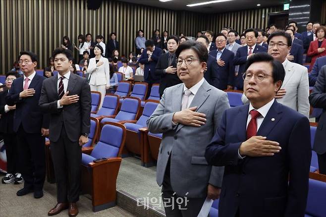 국민의힘 김용태 비상대책위원장, 권성동 전 원내대표 등이 5일 오전 서울 여의도 국회에서 열린 대선 패배 후 첫 국민의힘 의원총회에서 국민의례를 하고 있다. ⓒ데일리안 홍금표 기자