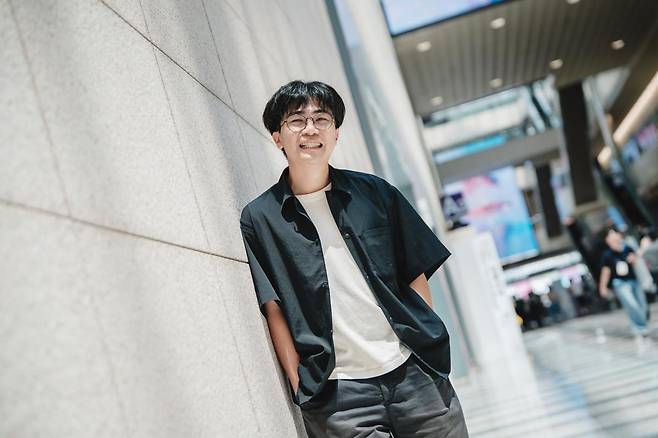 소설가 장자샹은 인디밴드 ‘좡커런’의 리더이자 보컬이기도 하다. 18일 서울국제도서전 개막식에서 공연한 그는 “도착하자마자 리허설하고 다음 날 오전에도 리허설했다”며 “잘 끝나서 한숨 돌렸다”며 웃었다. 민음사 제공