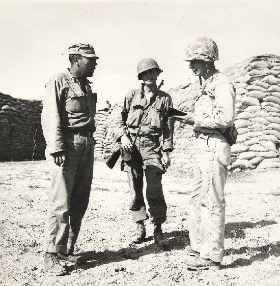 미국 UP통신(현 UPI) 종군기자였던 잭 제임스(오른쪽)가 6·25전쟁 당시 미군 2명을 인터뷰하는 모습. 1950년 늦여름 부산 전선에서 찍은 사진으로 추정된다. 대한민국역사박물관 제공