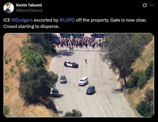 시위대와 대치하던 연방 요원들이 LA경찰에 의해 경기장을 떠나는 모습. 출처: X