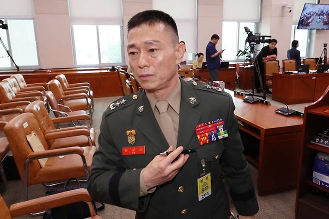 임성근 전 해병대 1사단장이 19일 오후 서울 여의도 국회에서 열린 제3차 법제사법위원회 윤석열 대통령 탄핵소추안 즉각 발의 요청에 관한 청원 관련 청문회가 정회된 뒤 회의실을 나가고 있다. 2024.07.19. 뉴시스