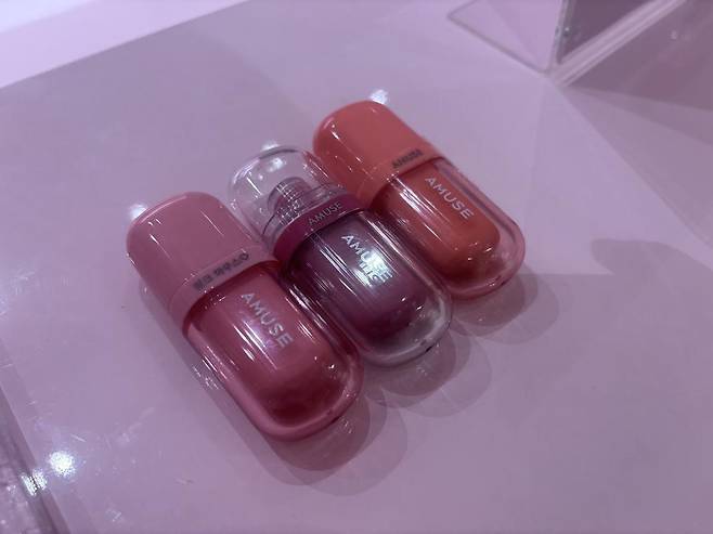 어뮤즈 매장에서는 이름을 새기는 각인서비스를 무료로 제공해주고 있다. 황소영 기자 fangso@donga.com