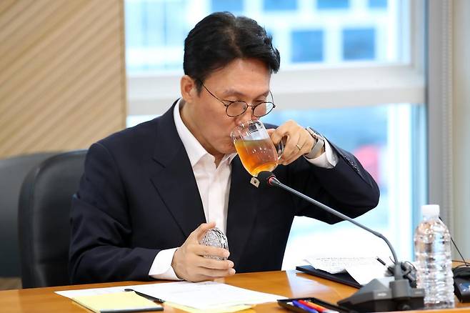 김민석 국무총리 후보가 20일 대구 수성구 대구디지털혁신진흥원에서 열린 AX 연구거점 조성을 위한 경청 간담회에서 차를 마시고 있다. 뉴시스