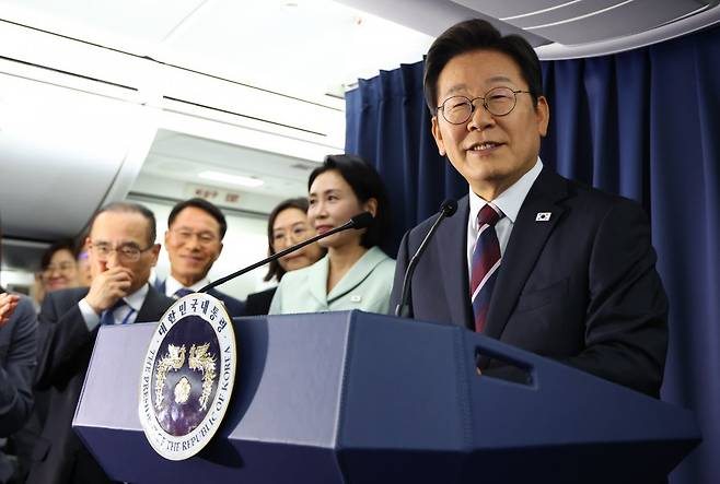 이재명 대통령이 16일(현지 시간)  주요 7개국(G7) 정상회의 참석을 위해 캐나다 앨버타주 캘거리로 향하는 공군 1호기에서 기자간담회를 하고 있다. 송은석 기자 silverstone@donga.com