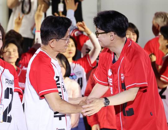 제21대 대통령선거 투표를 하루 앞둔 지난 6월2일 국민의힘 김문수(왼쪽) 당시 대선후보가 서울시청 앞 서울광장에서 열린 피날레 유세에서 경선 2위 후보였던 한동훈(오른쪽) 전 당대표와 대화하고 있다.<연합뉴스 사진>