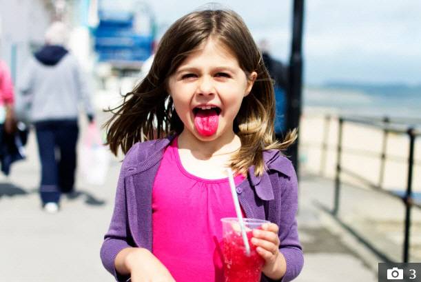 전문가들은 슬러시가 어린이들에게 심각한 건강 문제를 초래할 수 있다고 경고하고 있다. [더선 캡처]