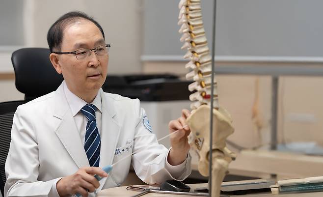 나영무 솔병원 원장 - 연세대 의과대학 졸업, 전 축구국가대표팀 주치의, 전 대한스포츠의학회 회장, 현 대한육상경기연맹 의무위원장, 현 한국여자프로 골프협회 의무위원 / 사진 나영무