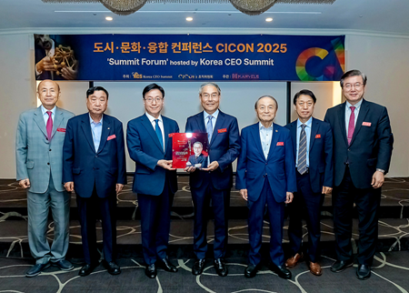 △사진설명 : 코리아씨이오서밋(이사장 박봉규)이 지난 6월 18일, 서울 삼정호텔에서 개최한 제45회 서밋포럼에서, 박봉규 코리아씨이오서밋 이사장이 AAC 설립관련 주요 인사들과 함께 연사인 이영준 아트리안 회장에게 감사패를 증정하고 있다. (좌로부터)이만의 서밋포럼위원장, 이희범 AAC위원장 내정자(전 산업자원부 장관), 박봉규 코리아씨이오서밋 이사장, 이영준 아트리안 회장, 오명 국가원로회의 상임의장, 이광수 국제조형예술협회(IAA) 세계회장, 주영섭 서울대학교 특임교수(전 중소기업청 청장)