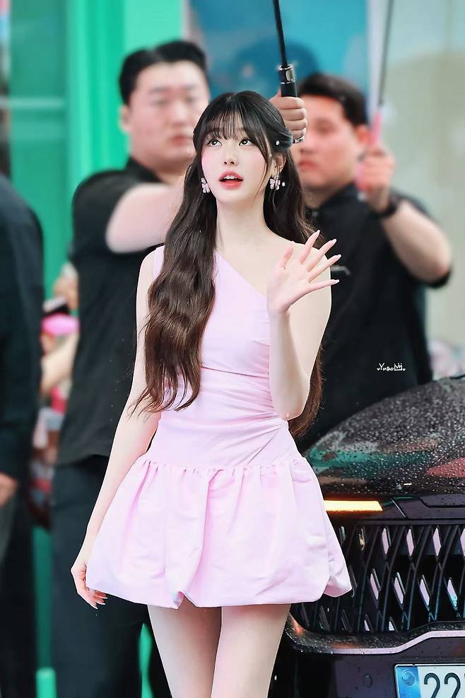 lUYUxa.jpg 오늘자 장원영 ㄷㄷㄷ