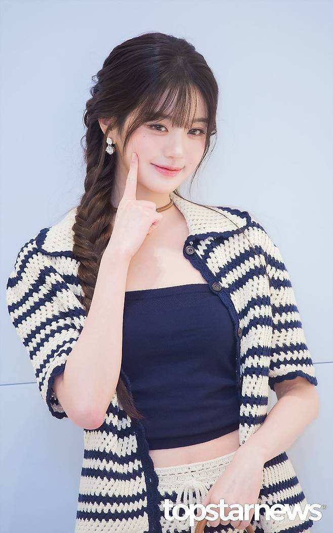 15703885_1614126_4010.jpg 오늘자 미우미우 아이브 장원영 기사사진