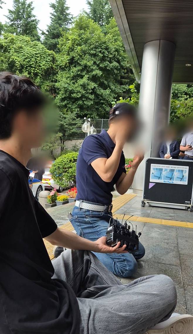 20일 서울 서초경찰서 앞에서 '강남 의대생 교제살인' 사건 피해자 유족이 범행을 재연하고 있다. 사진=김예지 기자 촬영