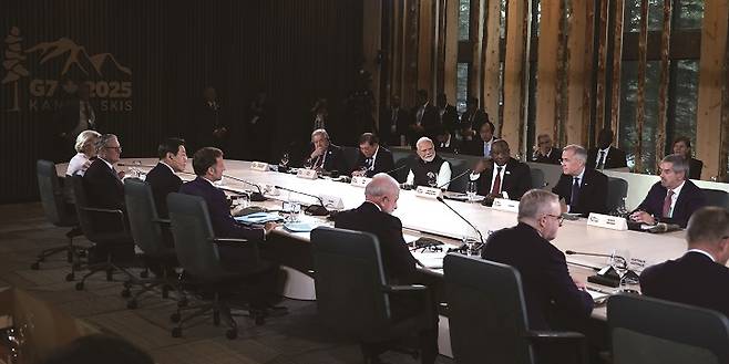 이재명 대통령(사진 왼쪽에서 세 번째)이 6월 17일(현지시간) 캐나다 앨버타주 카나나스키스 주요 7개국(G7) 정상회의장에서 업무오찬을 겸해 열린 G7 정상회의 확대세션에 참석해 있다. 사진 뉴시스