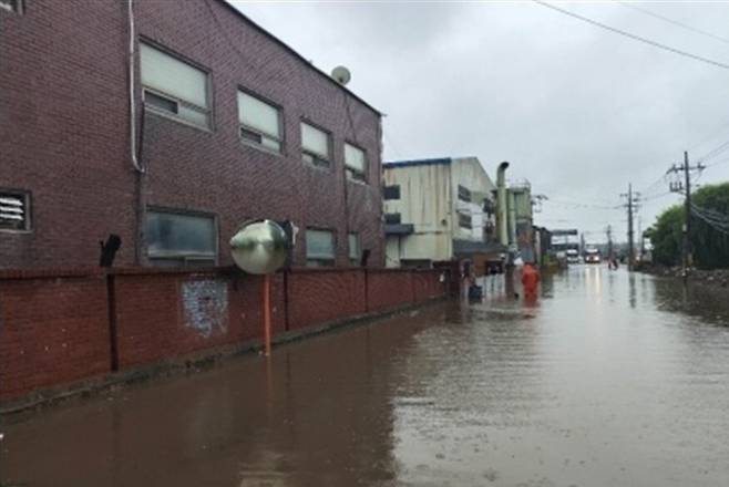 인천 서구 오류동 공장 침수 현장. 인천시 제공