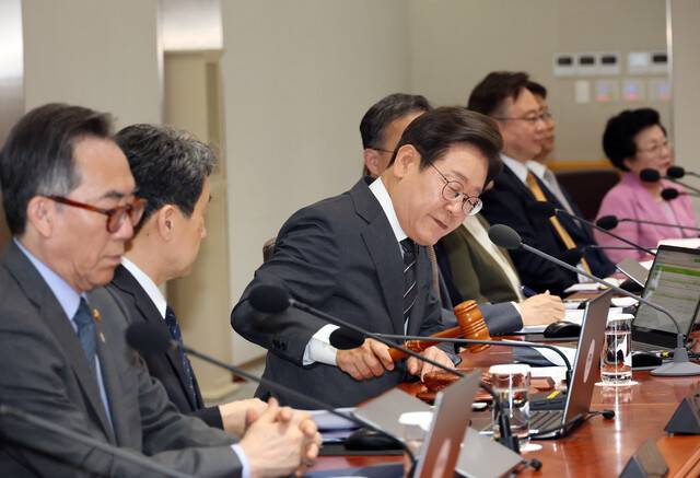 이재명 대통령이 19일 서울 용산 대통령실청사에서 국무회의 시작을 알리는 의사봉을 두드리고 있다. 대통령실사진기자단