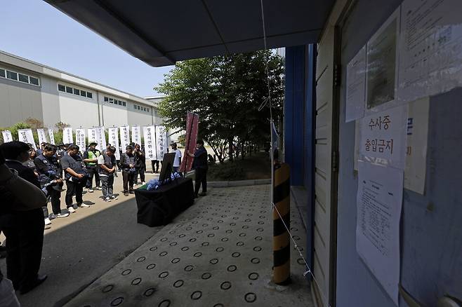 김충현씨가 작업하다 숨진 태안발전본부 종합정비동에 ‘수사중 출입금지’ 안내문 등이 붙어 있다.